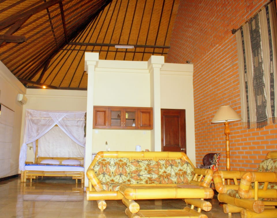 Suite, 1 King Bed, Sea View | Premium bedding, minibar, in-room safe, blackout drapes