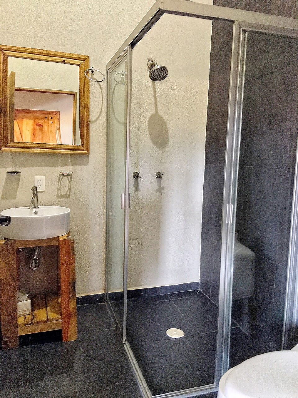 Family Cabin, 2 Bedrooms, Kitchen, Lake View | Bathroom | Rainfall showerhead, free toiletries, towels, soap