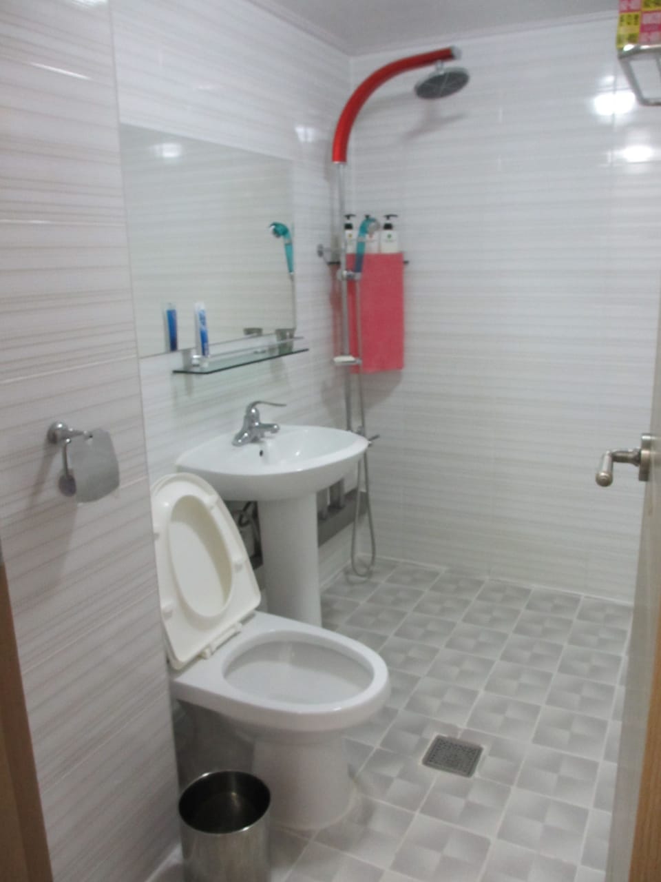 Shower, free toiletries, towels