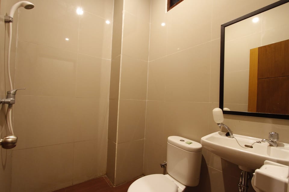 Superior Room | Bathroom | Shower, free toiletries, towels