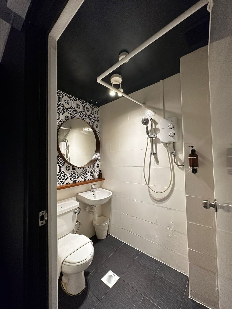 Premier Room | Bathroom | Shower, free toiletries, hair dryer, slippers