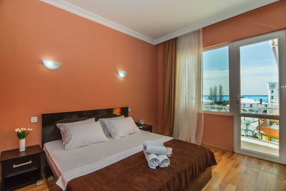 Double Room | Minibar, desk, soundproofing, iron/ironing board (on request)