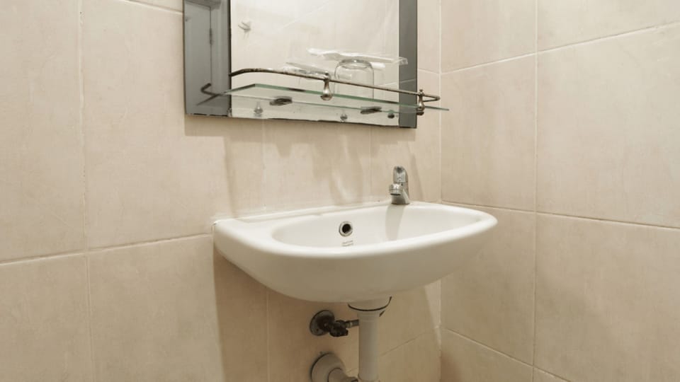Shower, free toiletries, towels