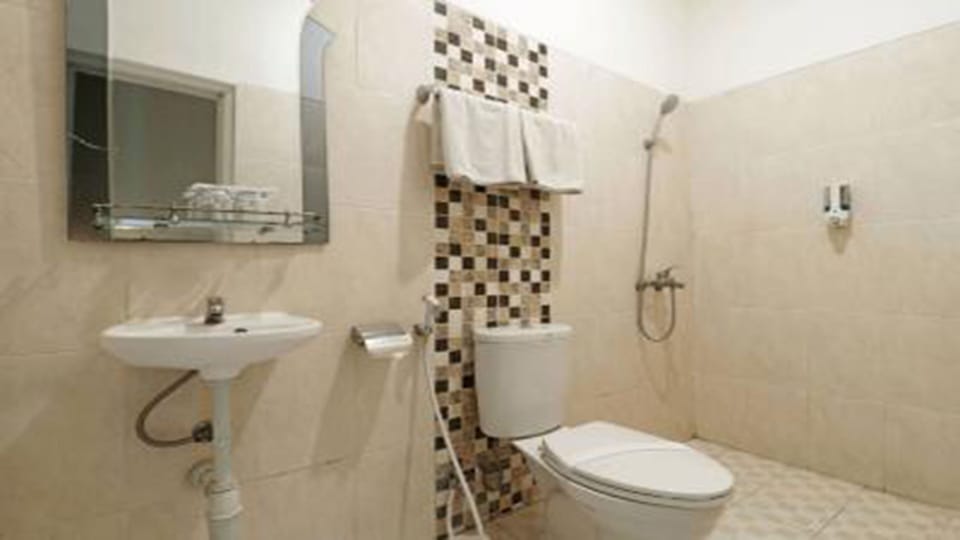 Shower, free toiletries, towels