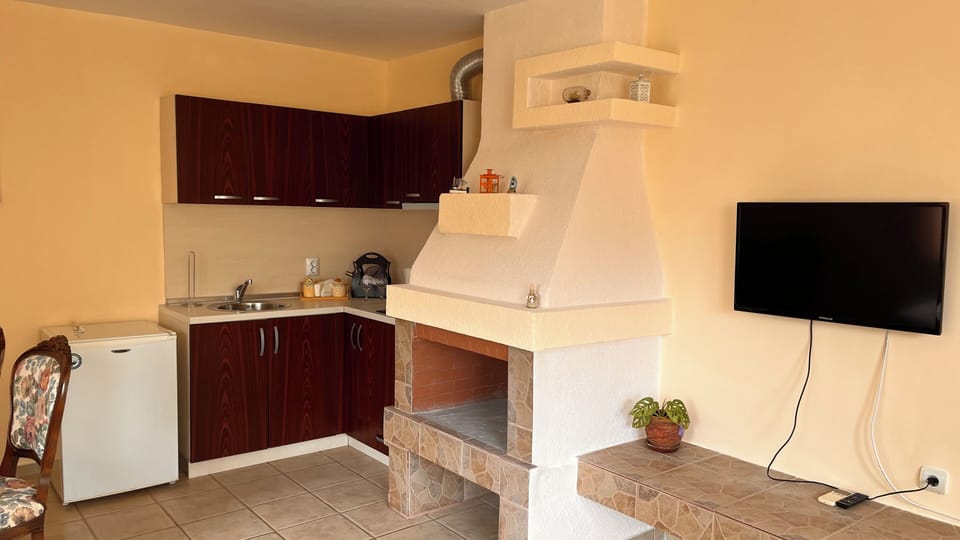 TV, fireplace