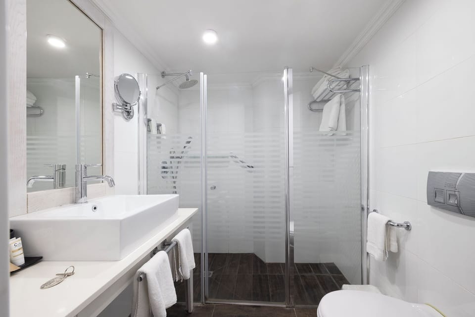 Double Room | Bathroom | Shower, towels