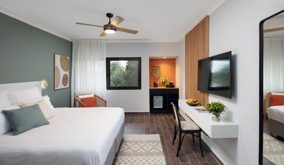 Deluxe Room | Minibar, in-room safe, desk, laptop workspace