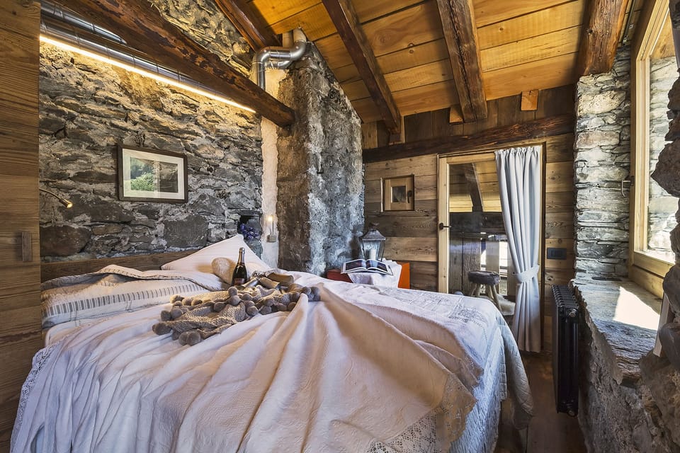 Honeymoon Suite, 1 Bedroom, Balcony | Memory foam beds, soundproofing, free WiFi, bed sheets