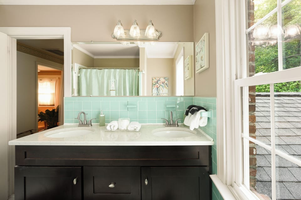 Azalea Suite | Bathroom | Free toiletries, hair dryer, bathrobes, towels