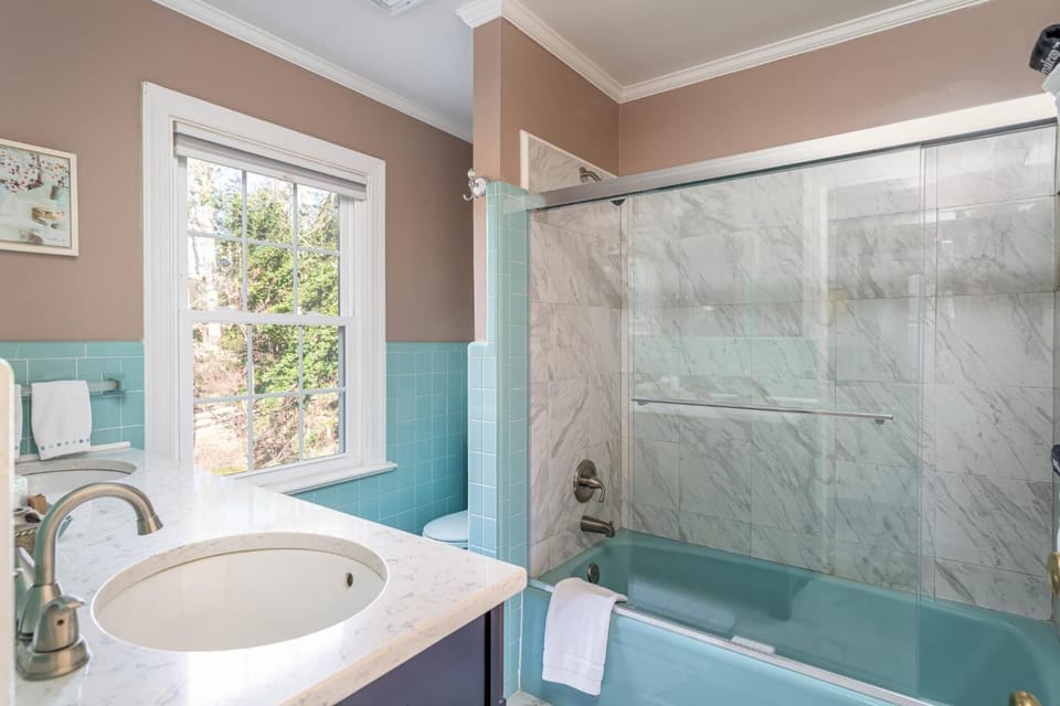 Azalea Suite | Bathroom | Free toiletries, hair dryer, bathrobes, towels
