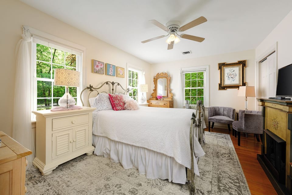 Primrose Room | Premium bedding, individually decorated, individually furnished