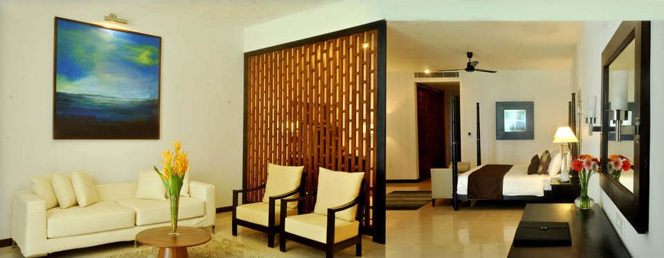 Club Suite With Sea View | Minibar, in-room safe, desk, iron/ironing board (on request)