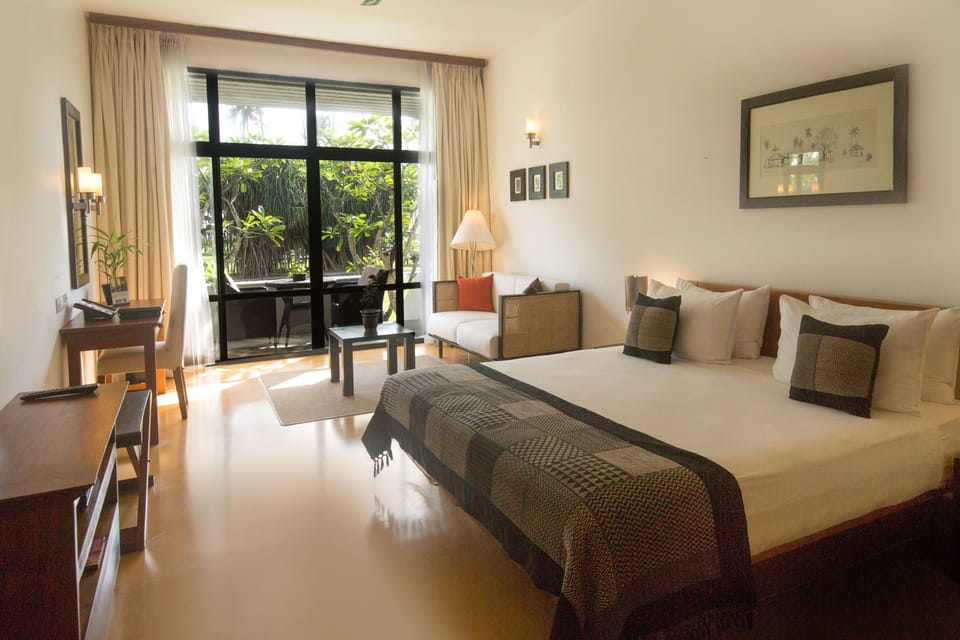 Deluxe Room With Sea View | Minibar, in-room safe, desk, iron/ironing board