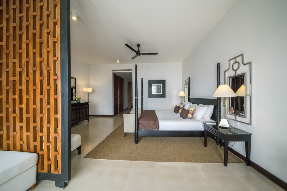 Club Suite With Sea View | Minibar, in-room safe, desk, iron/ironing board (on request)