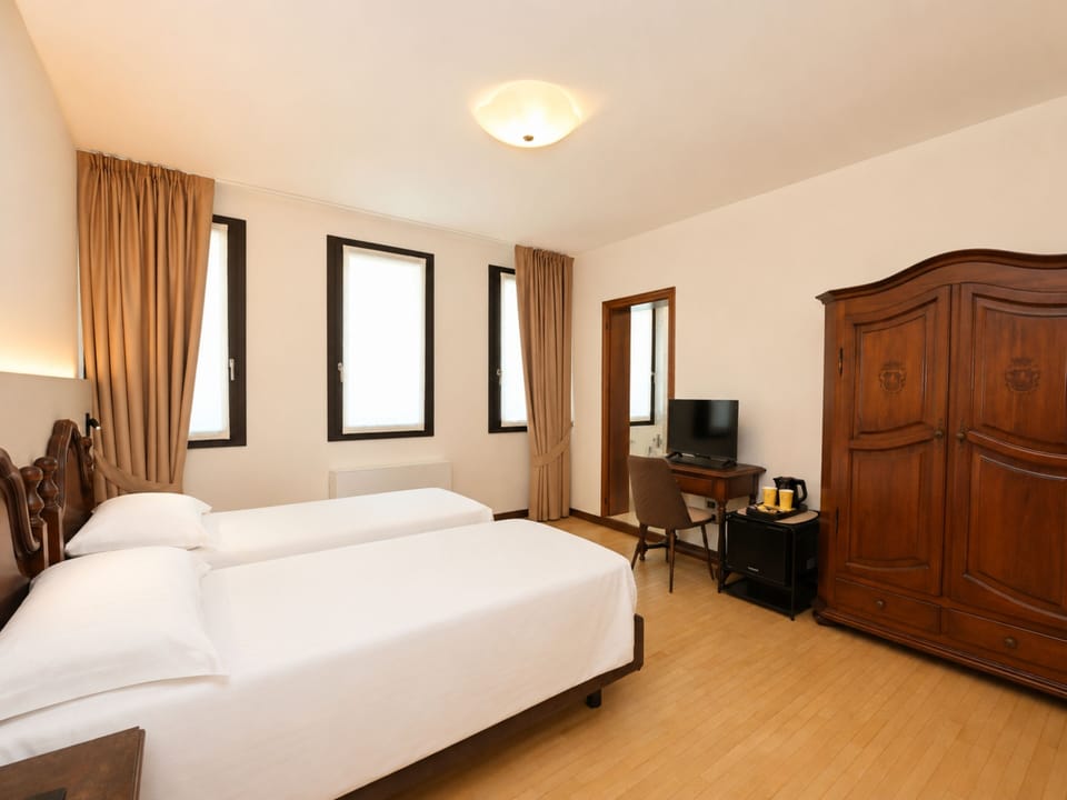 Deluxe | Memory foam beds, in-room safe, desk, free WiFi