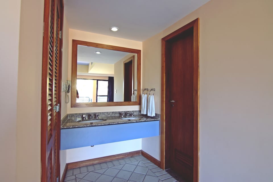 Suite, 1 Queen Bed | Bathroom | Free toiletries, hair dryer, towels, soap