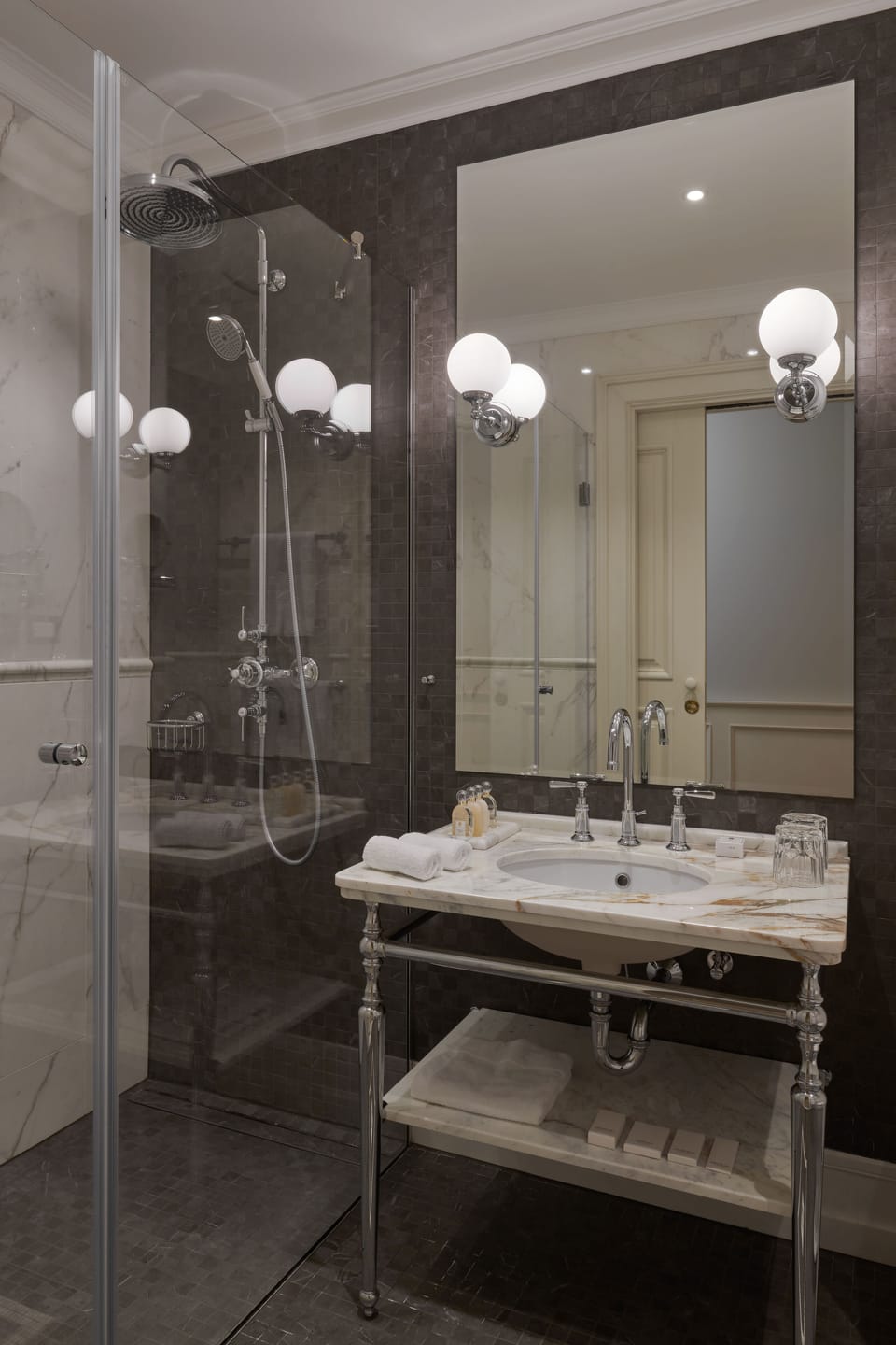 Premium Room, Sea View | Bathroom | Combined shower/tub, free toiletries, hair dryer, bathrobes
