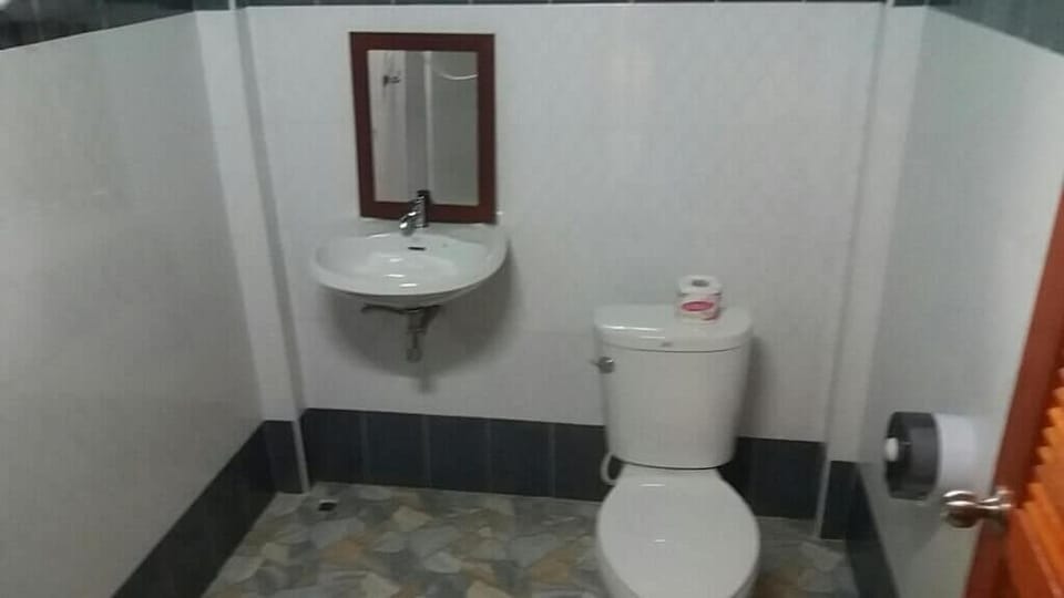 Shower, free toiletries, towels