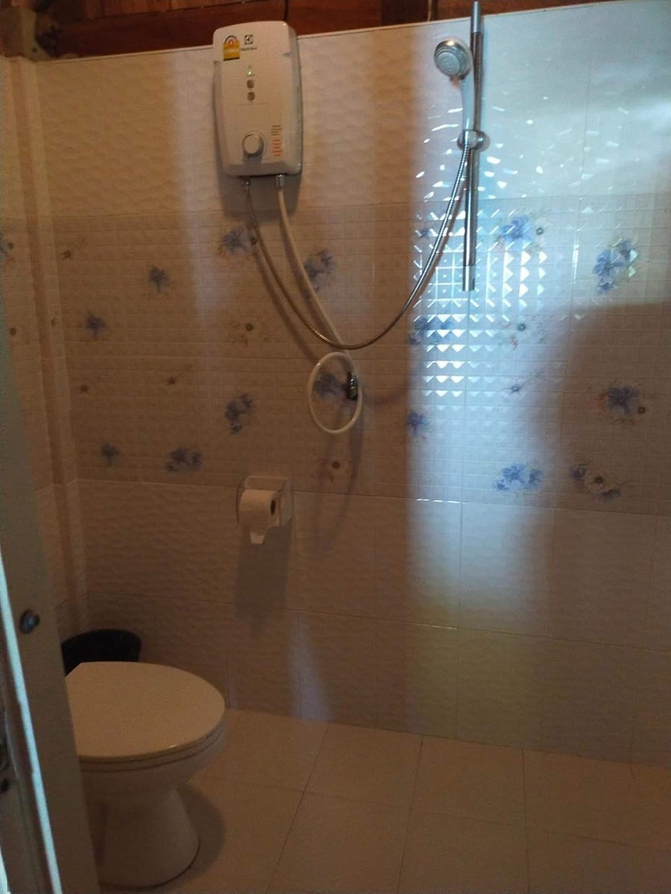 Superior Bungalow with Saeview | Bathroom | Shower, free toiletries, towels