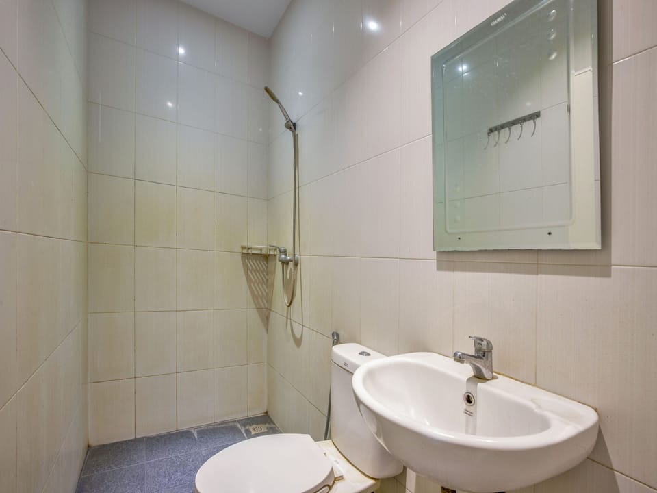 Standard Double Room | Bathroom | Shower, free toiletries, bidet, towels