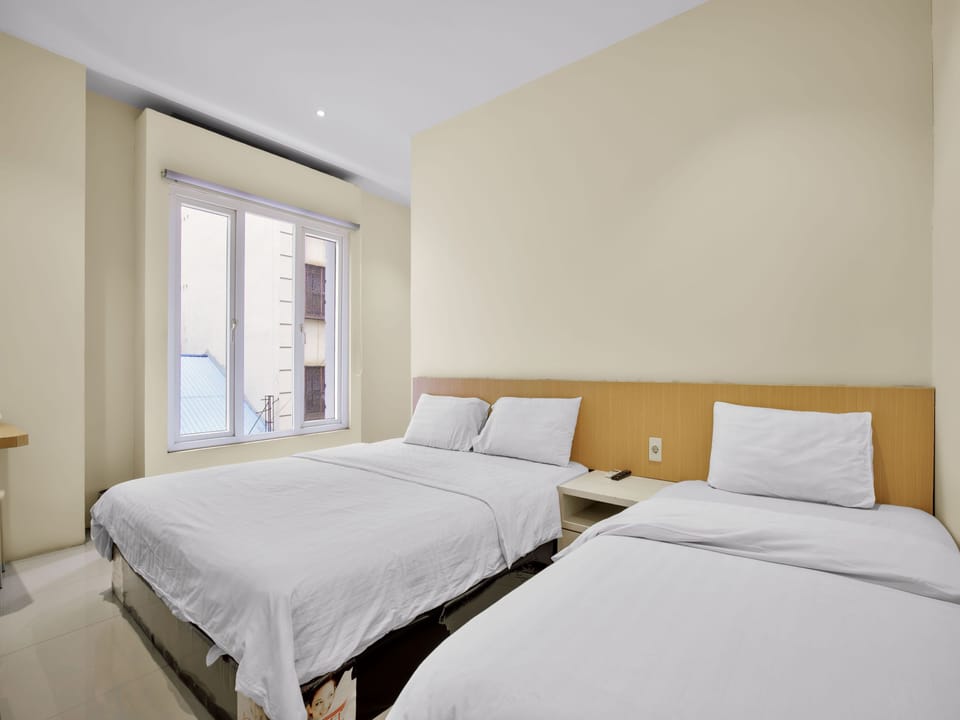 Standard Triple Room | Desk, soundproofing, WiFi (free), bed sheets