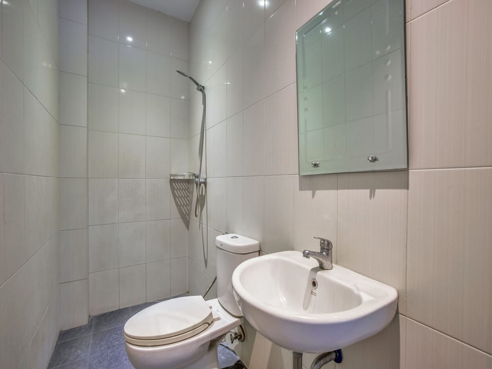 Standard Triple Room | Bathroom | Shower, free toiletries, bidet, towels