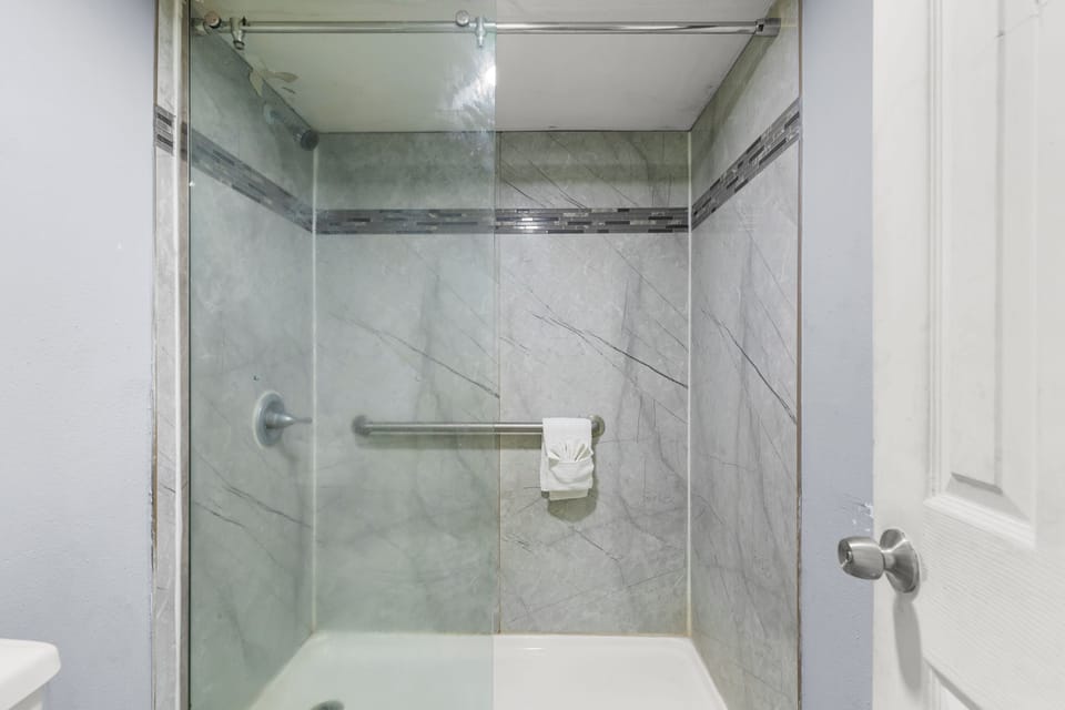 Standard Room, 1 King Bed | Bathroom | Free toiletries, towels