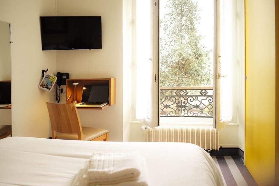 Standard Single Room | Premium bedding, in-room safe, desk, laptop workspace