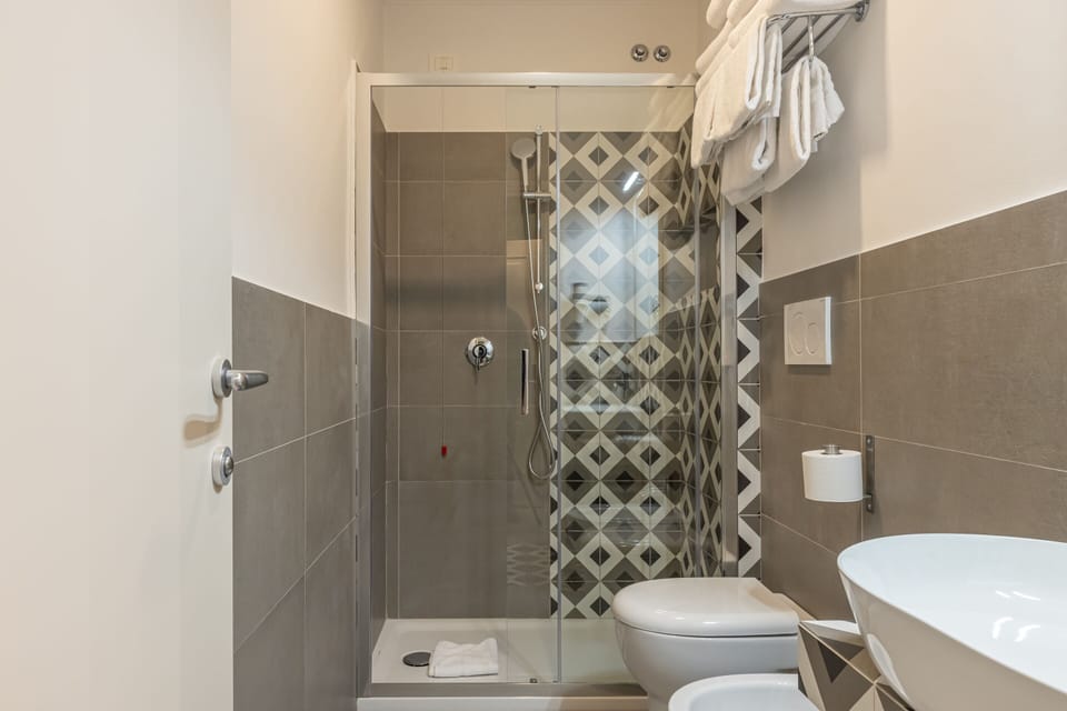 Classic Triple Room | Bathroom | Shower, free toiletries, hair dryer, bidet