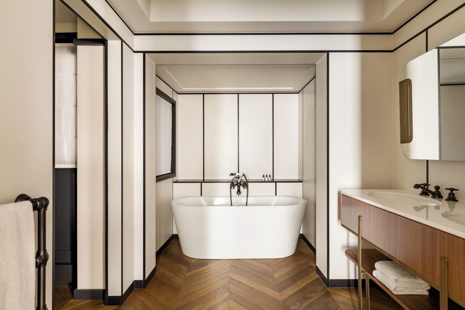 Suite Ulysse | Bathroom | Free toiletries, hair dryer, bathrobes, slippers