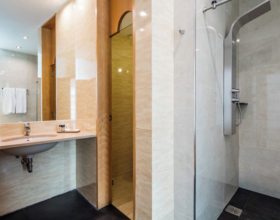 Double Room | Bathroom | Shower, free toiletries, bidet, towels