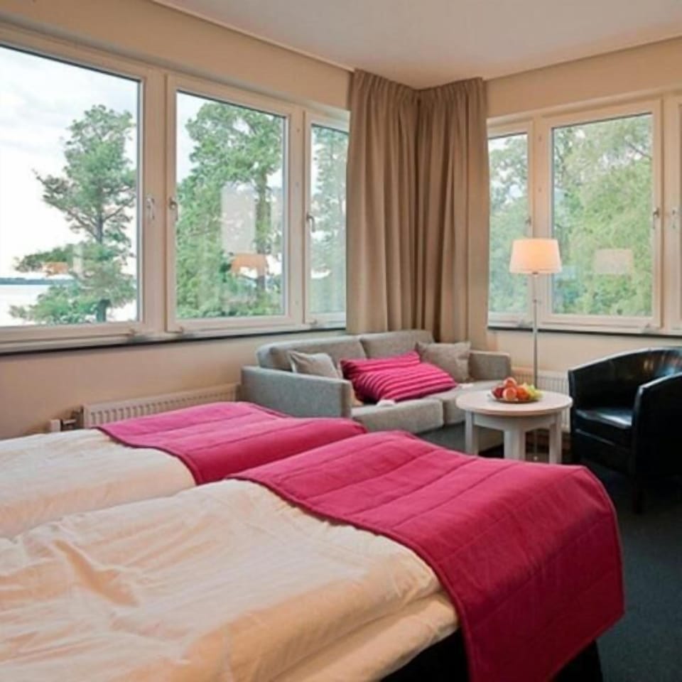 Desk, blackout drapes, free WiFi, bed sheets