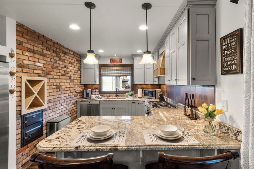 Executive House, 3 Bedrooms, 2 Bathrooms, Annex Building | Private kitchen | Coffee/tea maker