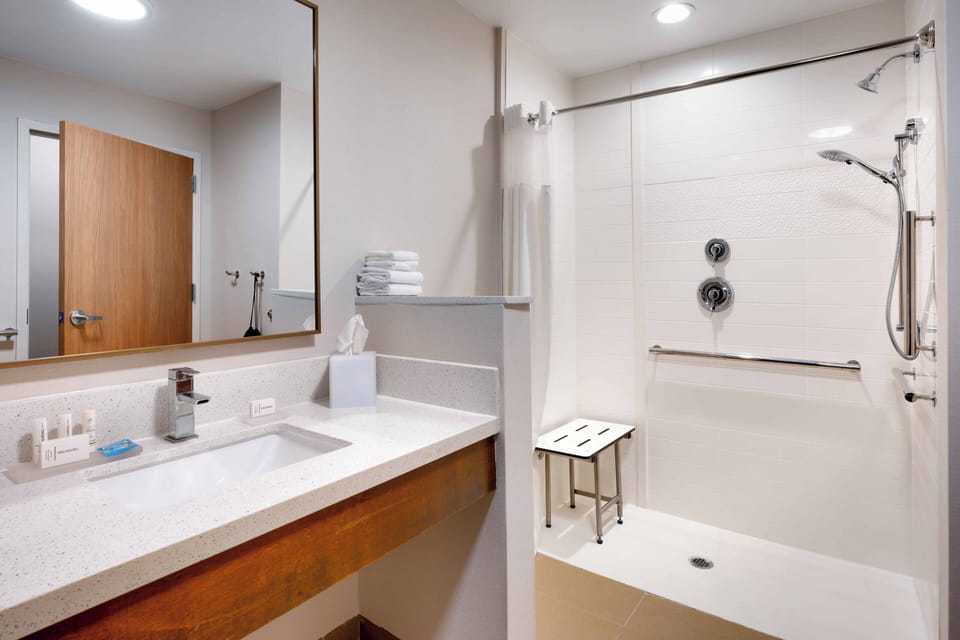 Combined shower/tub, designer toiletries, hair dryer, towels
