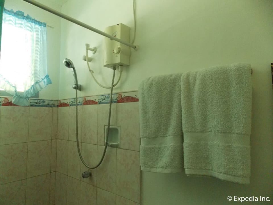 Air-conditioned Room | Bathroom shower