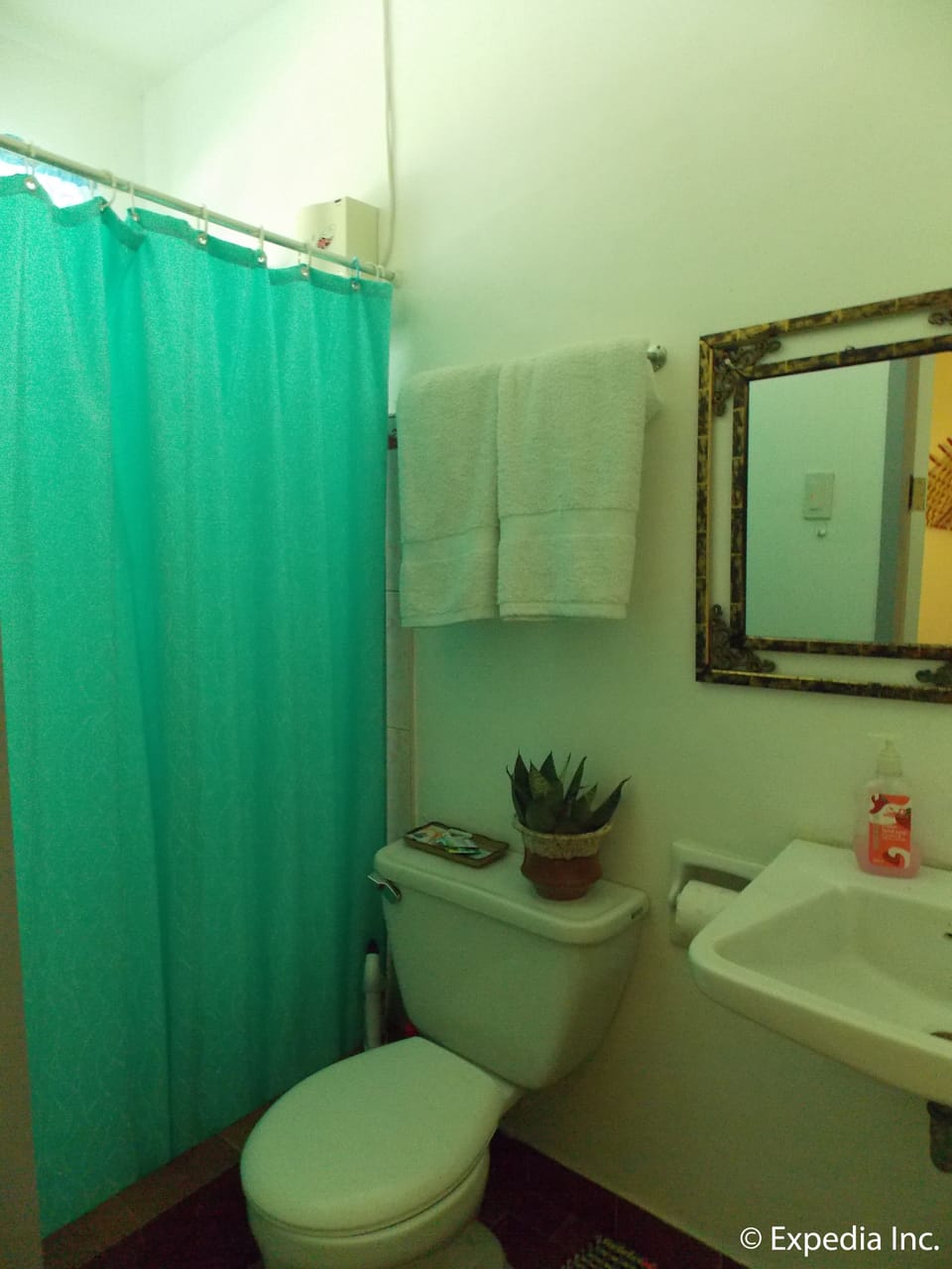 Air-conditioned Room | Bathroom | Shower, free toiletries, slippers, towels