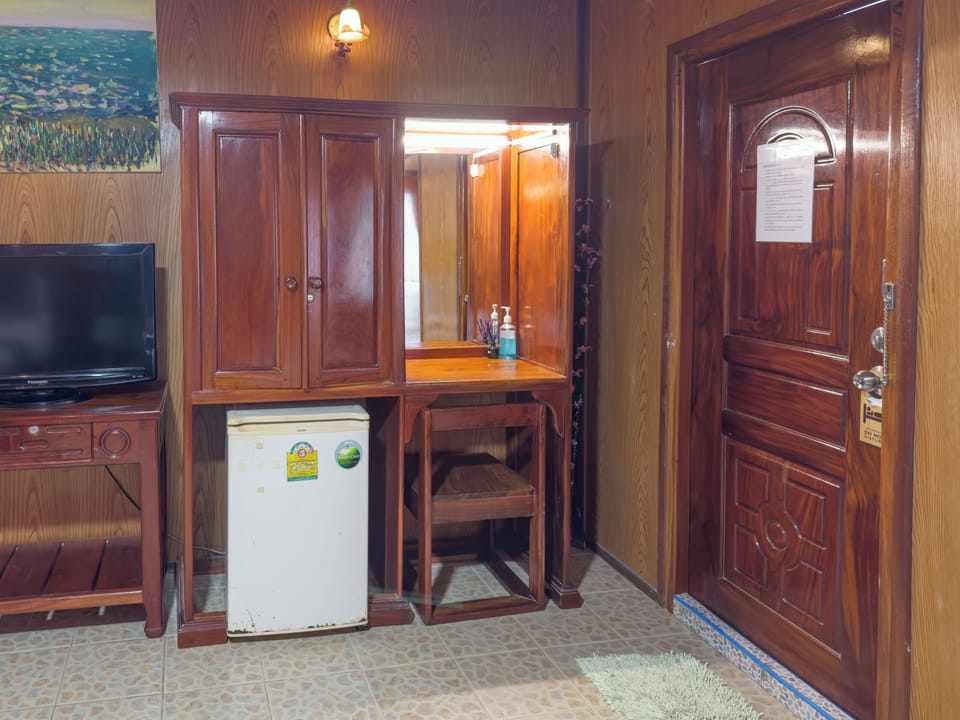 Superior Family | In-room safe, desk, blackout drapes, free WiFi