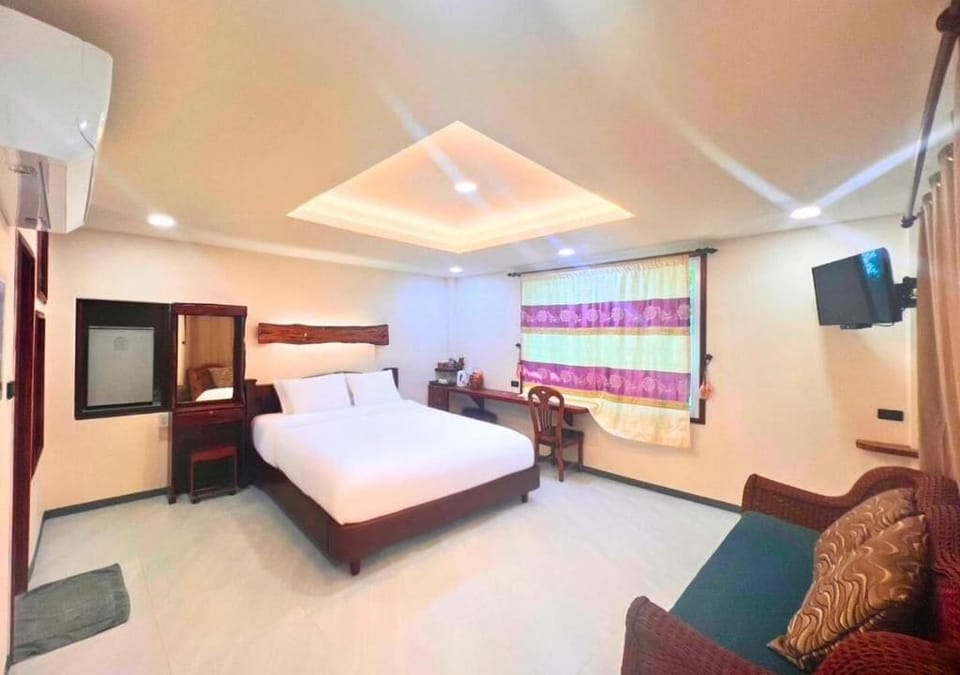 Superior Queen Room | In-room safe, desk, blackout drapes, WiFi (free)