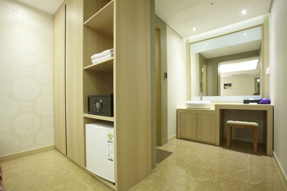 Royal Suite | Premium bedding, down comforters, free minibar, in-room safe