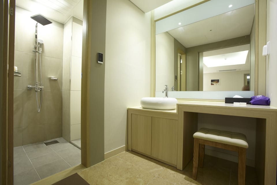 Royal Suite | Premium bedding, down comforters, free minibar, in-room safe
