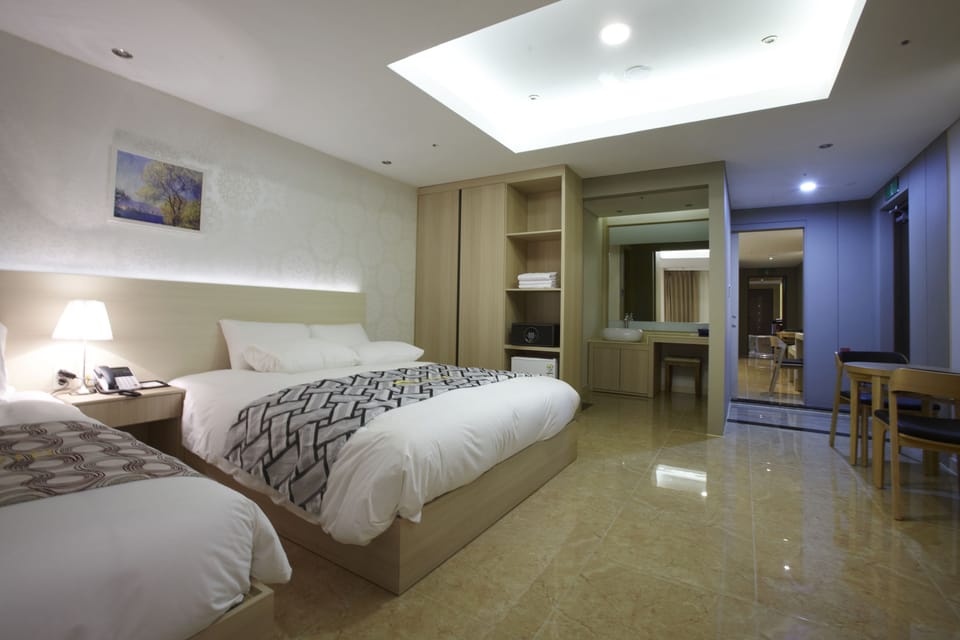 Royal Suite | Premium bedding, down comforters, free minibar, in-room safe