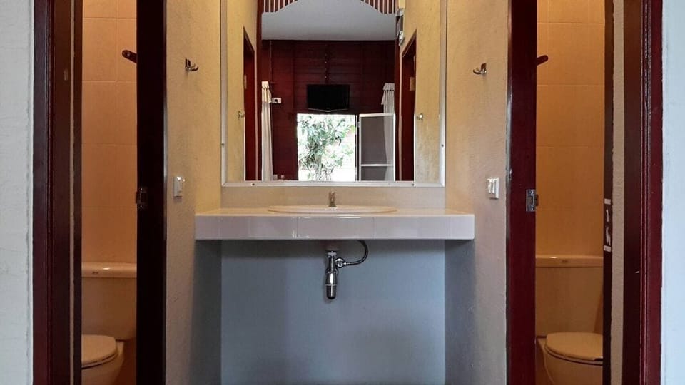 Family Garden View 4 Persons | Bathroom | Shower, towels, soap, shampoo