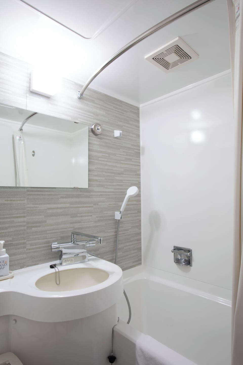 Combined shower/tub, deep soaking tub, free toiletries, hair dryer