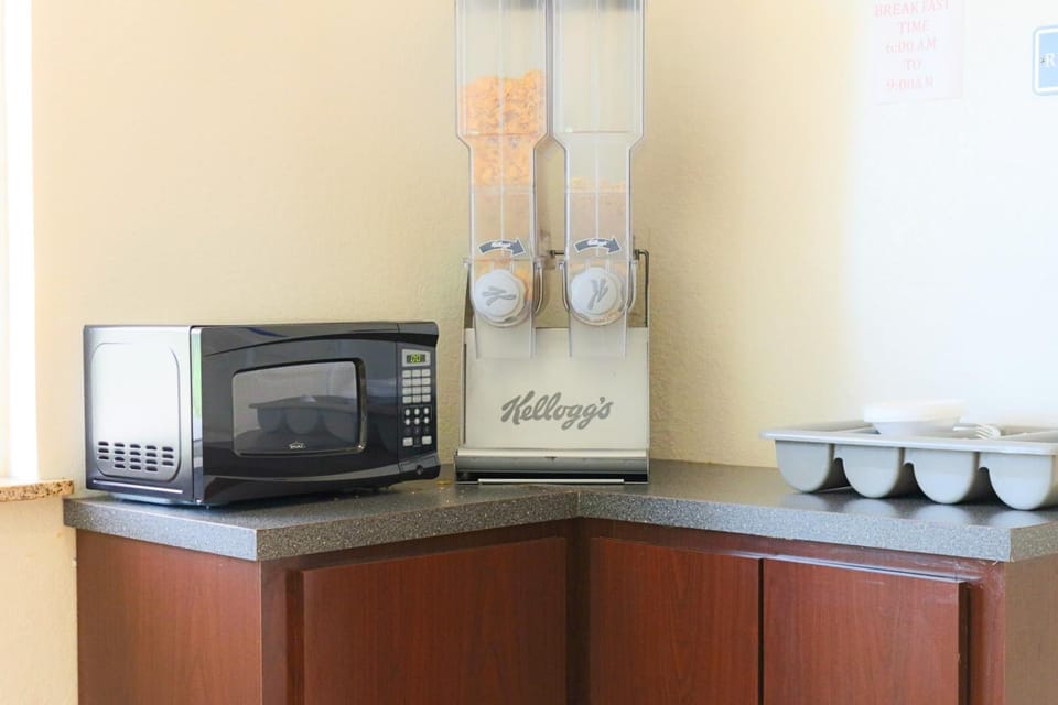 Fridge, microwave
