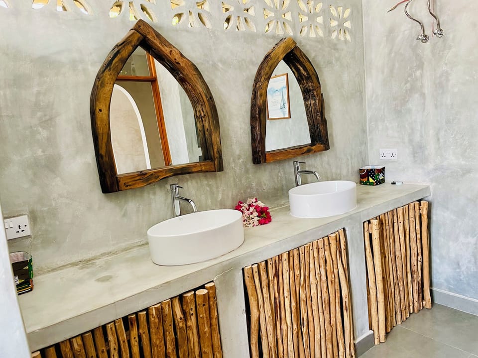 Comfort Apartment | Bathroom | Shower, towels