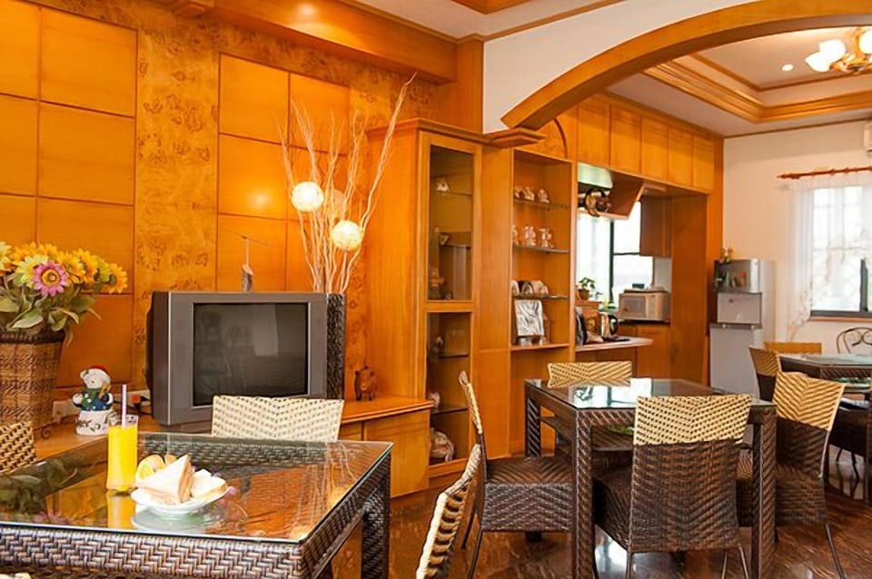 Comfort House (16PAX) | Living area | 32-inch flat-screen TV with digital channels, TV