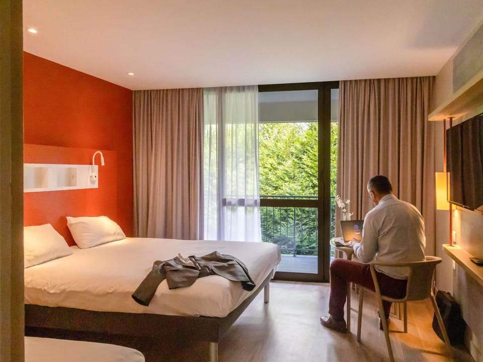 Triple Room, Multiple Beds | Premium bedding, desk, soundproofing, free cribs/infant beds