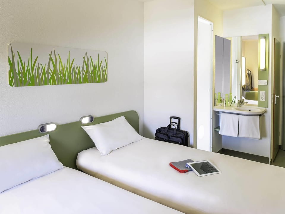 Twin Room, 2 Twin Beds | Desk, soundproofing, free WiFi, bed sheets