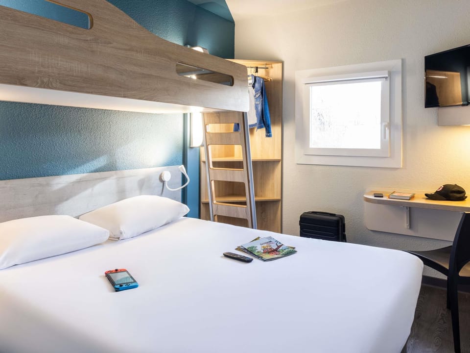 Triple Room, Multiple Beds | Desk, soundproofing, free cribs/infant beds, free WiFi