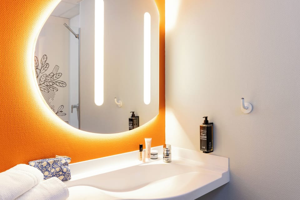Shower, eco-friendly toiletries, towels